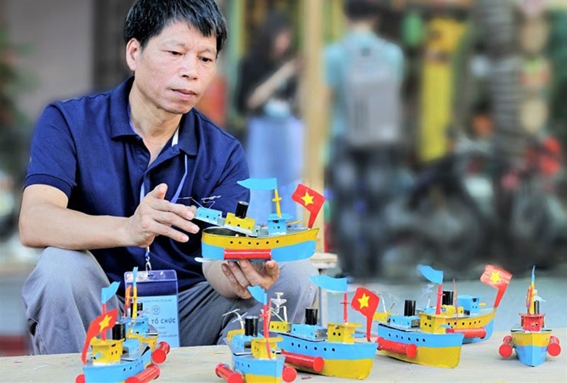 Chuyện đồ chơi Trung thu bằng sắt tây