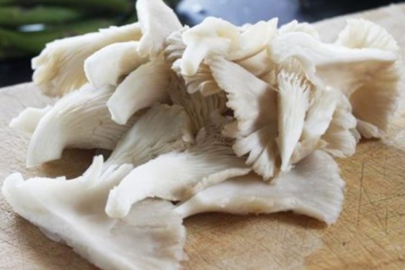 Nấm bào ngư được làm sạch và sơ chế