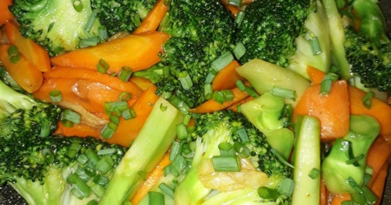 Bông cải xanh xào chung với cà rốt và nấm