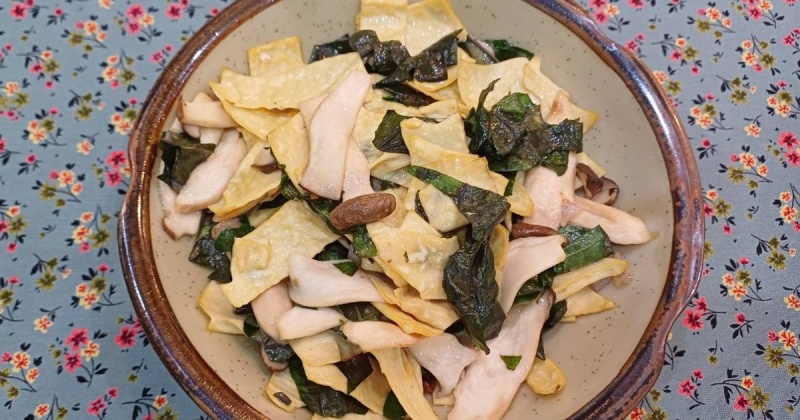 Món nấm tuyết xào rong biển và tàu hũ ky