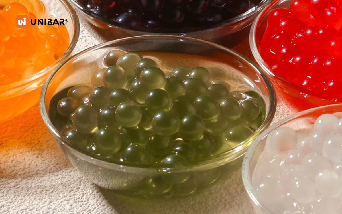 Hạt nổ củ năng có kết cấu giòn dai, mùi củ năng thơm thơm và nhiều màu sắc đa dạng, trong đó phiên bản trắng và hồng là phổ biến nhất