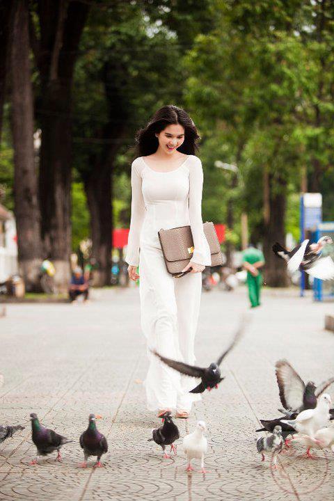 Một khoảnh khắc cũ cho thấy nét đẹp nhẹ nhàng của cô gái