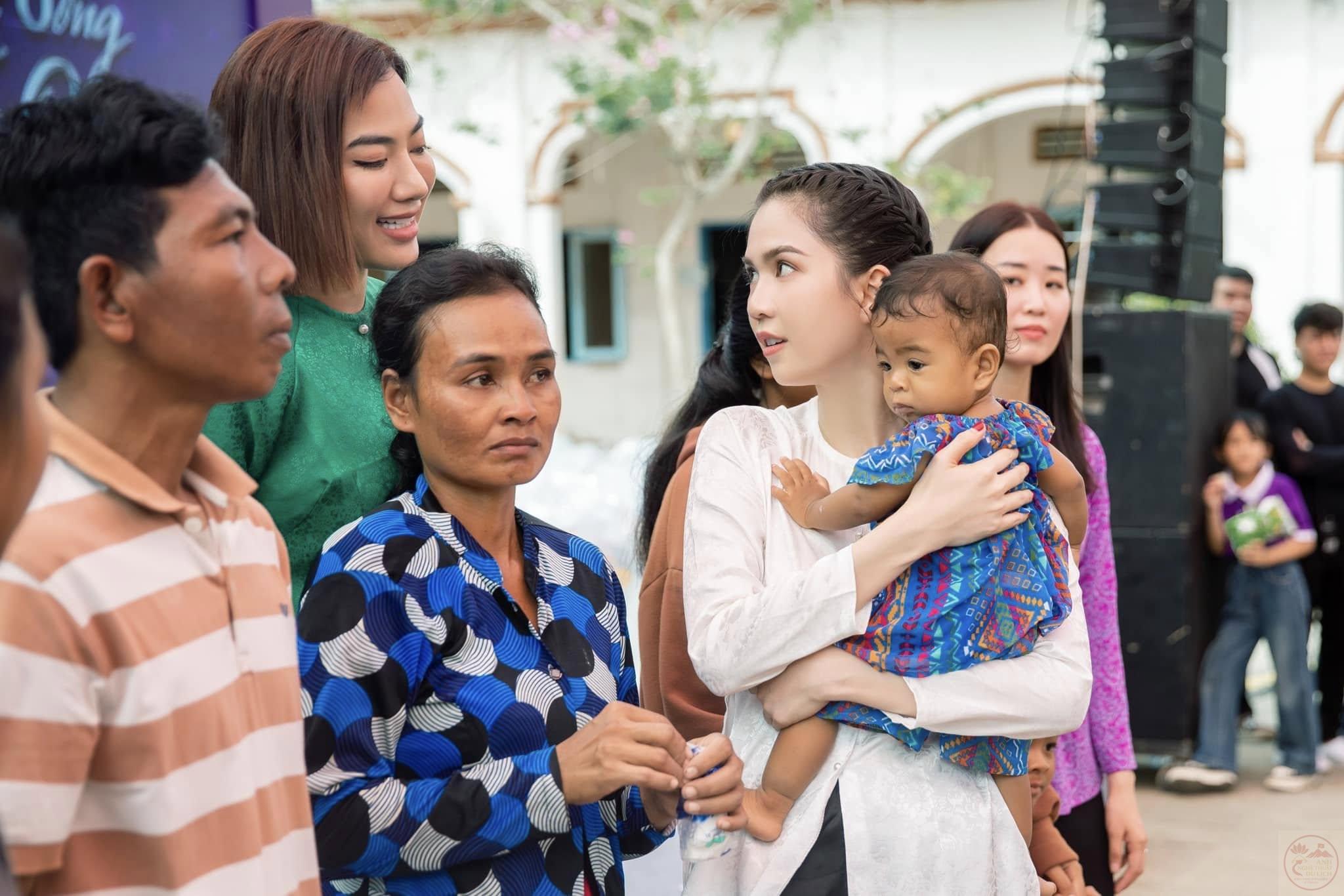 Cô nàng thường xuyên chia sẻ khoảnh khắc vui vẻ cùng bạn bè thân thiết