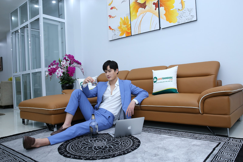 Cách Tạo Dáng Chụp Ảnh Ngồi Ghế Sofa Đơn Giản Hiệu Quả