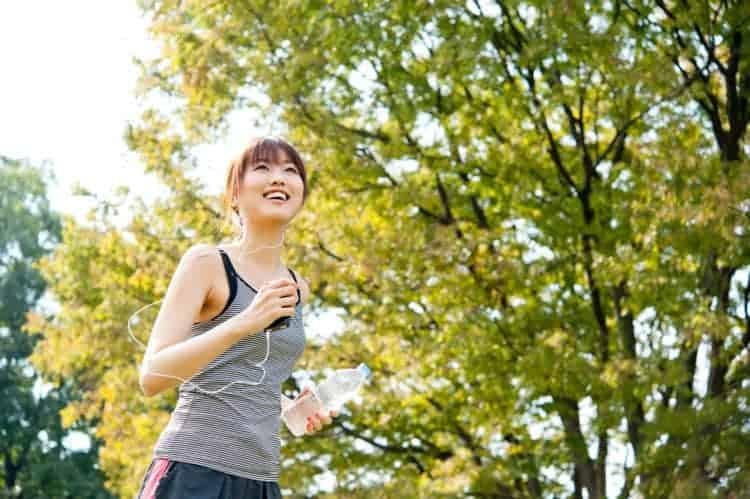 phụ nữ ngực nhỏ thoải mái vận động