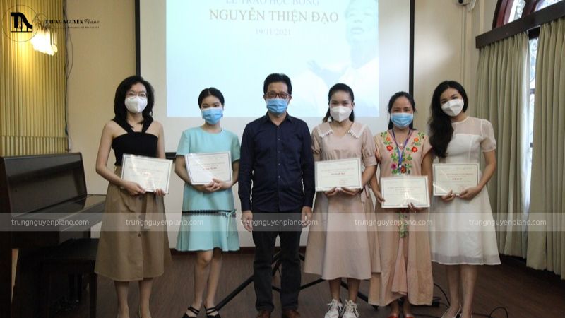 Buổi trao học bổng cho các sinh viên xuất sắc tại nhạc viện