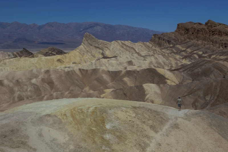 Du khách chụp ảnh hoàng hôn tại Zabriskie Point ở Công viên Quốc gia Thung lũng Chết, California (Ảnh: AP)