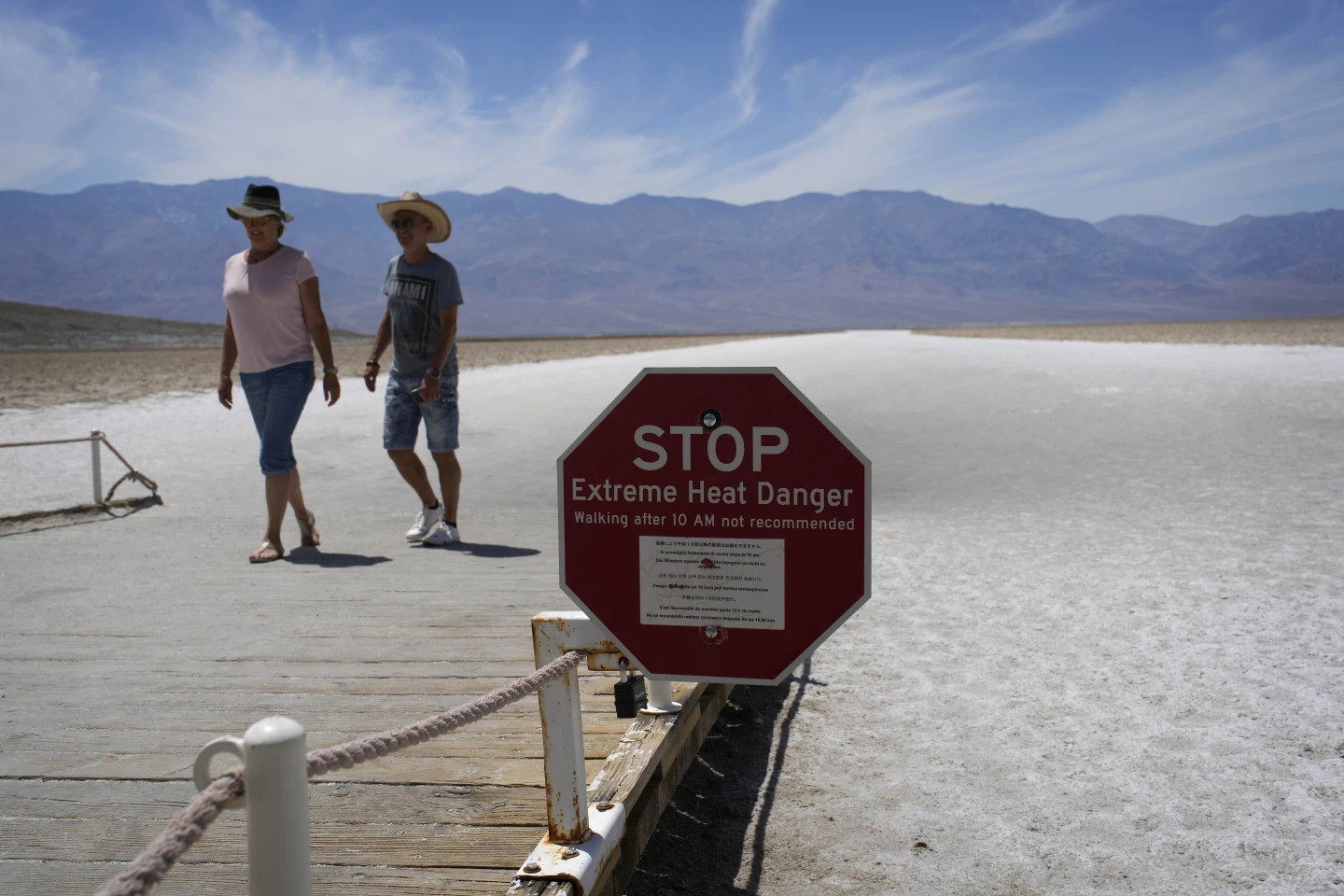 Một biển cảnh báo du khách về nguy cơ nắng nóng cực đoan tại Badwater Basin. (Ảnh: AP)