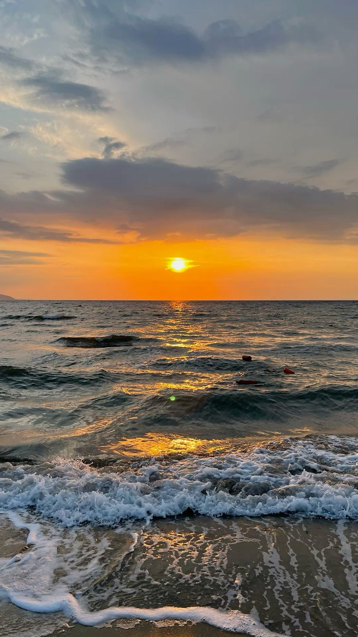 Bình minh rực sáng trên mặt biển yên ả