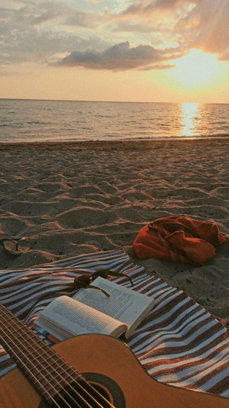 Mặt trời lặn tạo vệt sáng vàng óng ánh