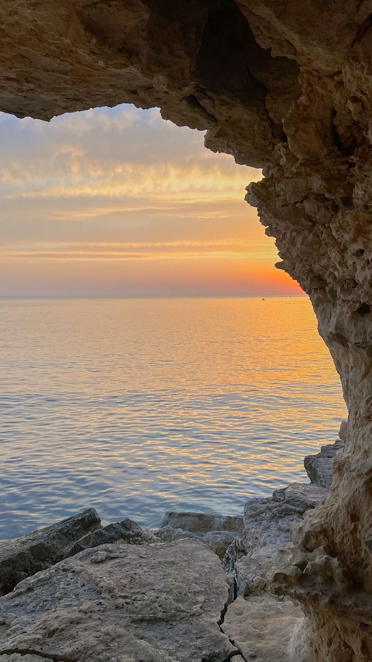 Bầu trời cam đỏ rực trên đường chân trời