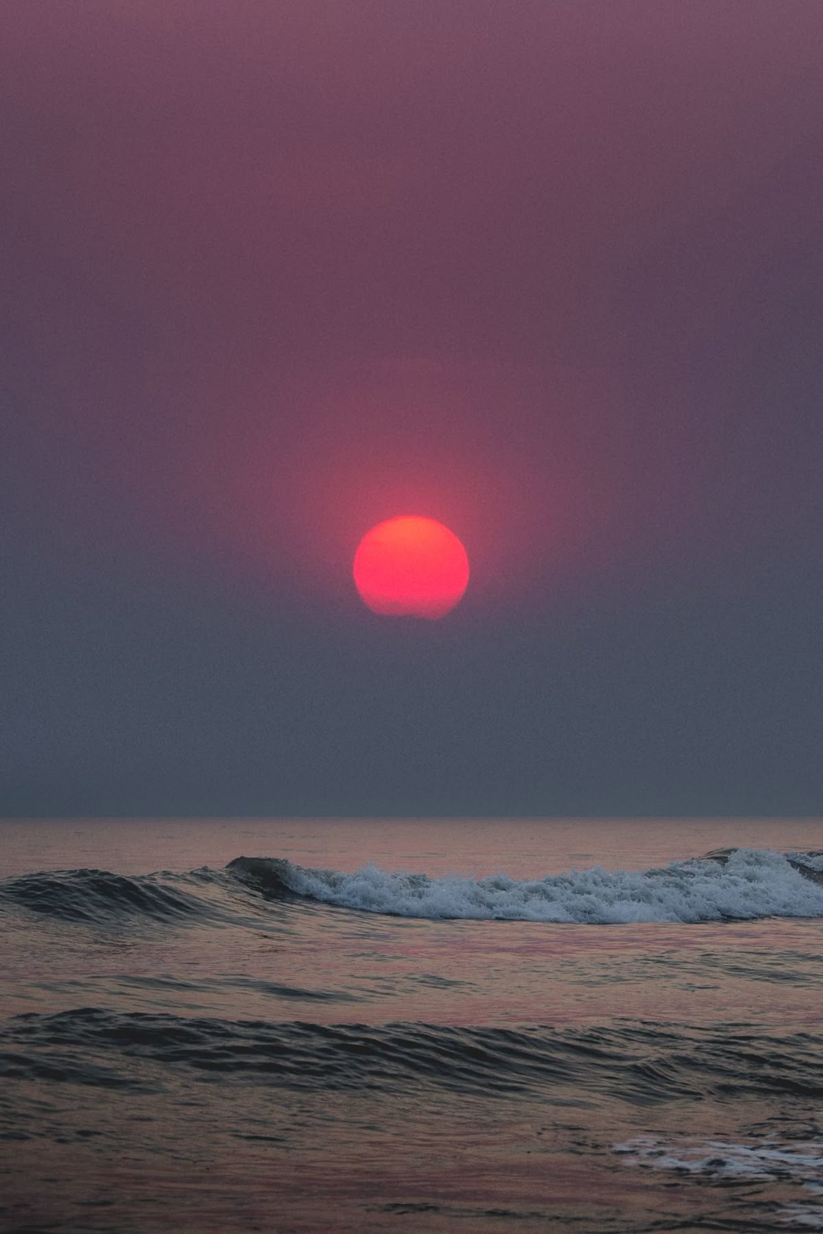 Bầu trời hoàng hôn pha lẫn tím và hồng