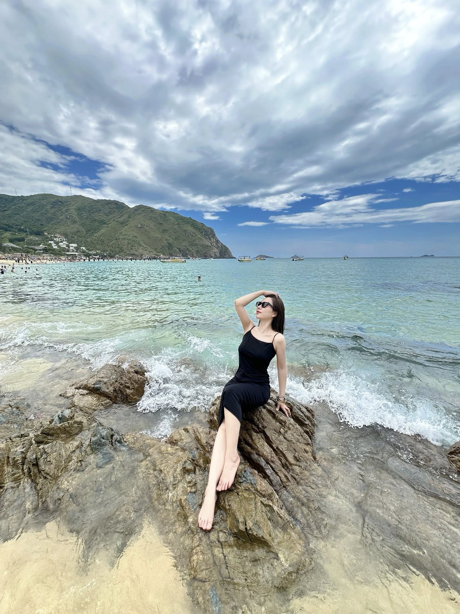 Đứng xoay lưng vén tóc tạo dáng đẹp