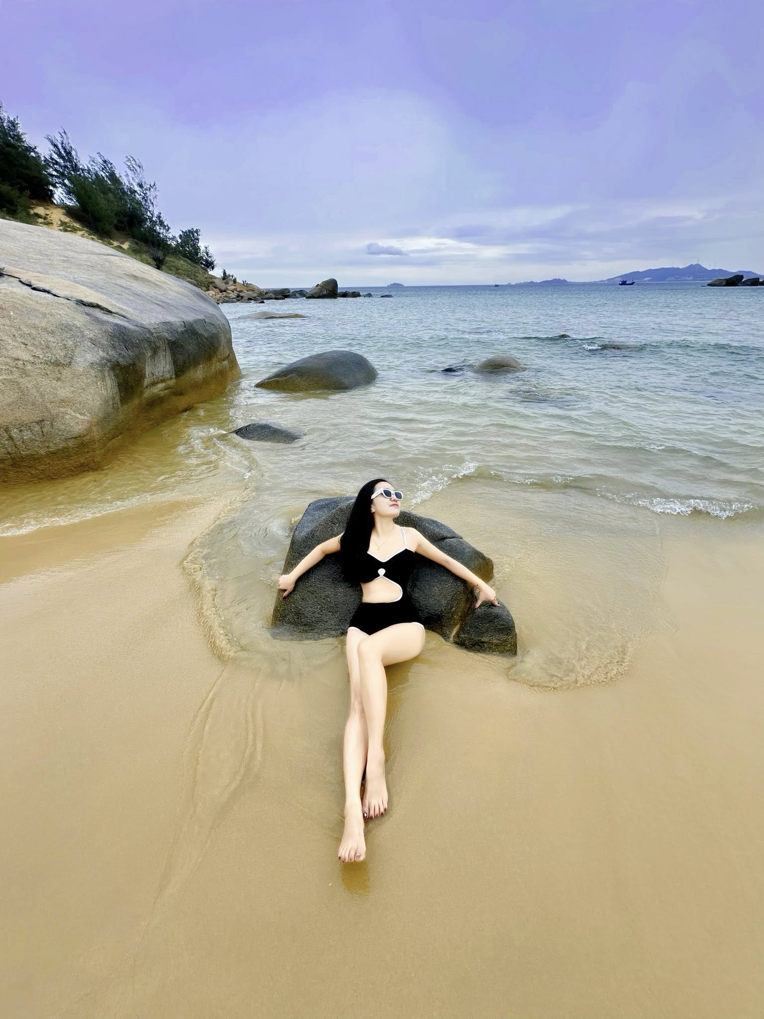 Đứng nghiêng người tay vuốt tóc cực cuốn hút