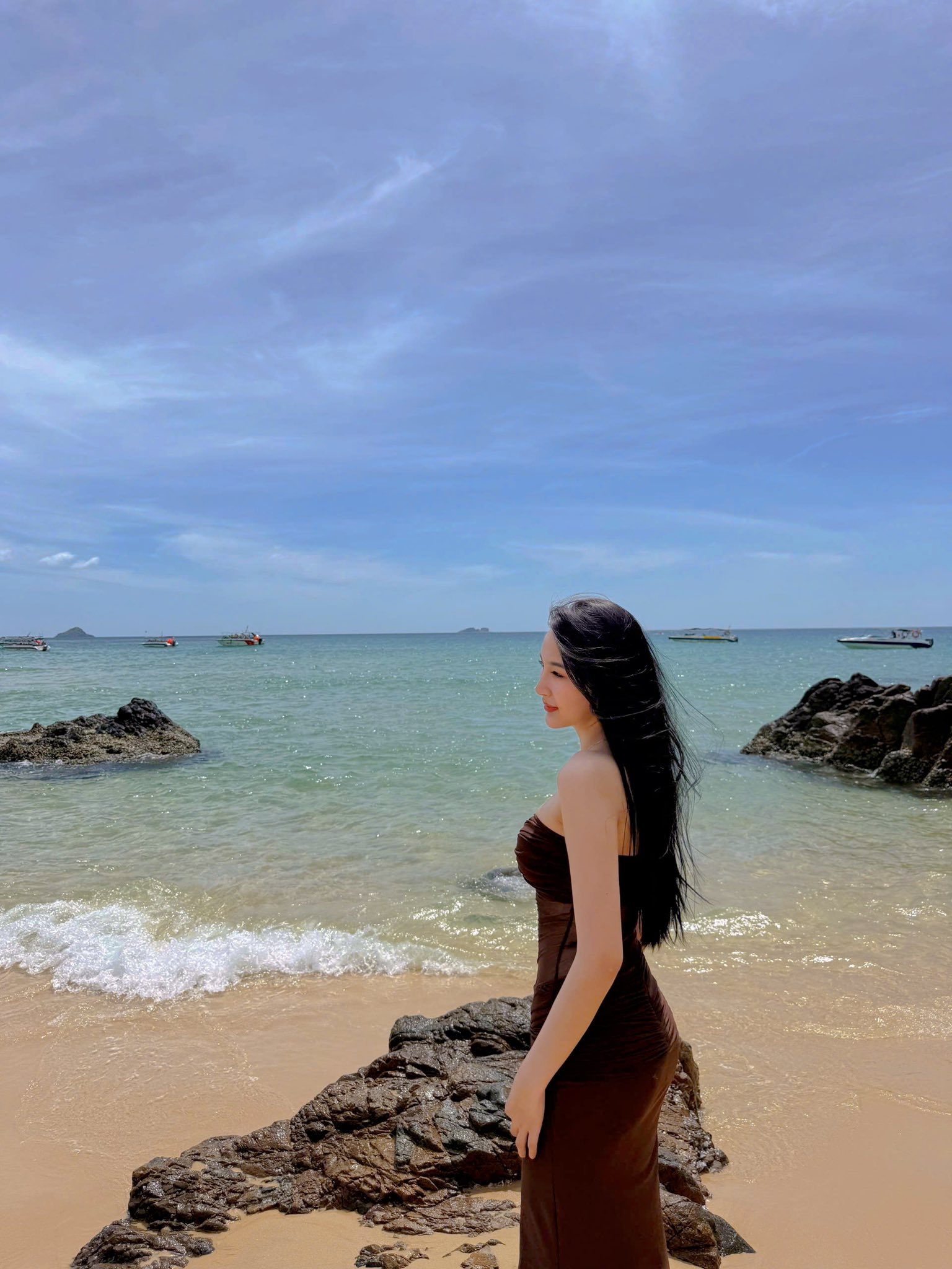 Mẹo tạo dáng đi biển chuẩn fashionista