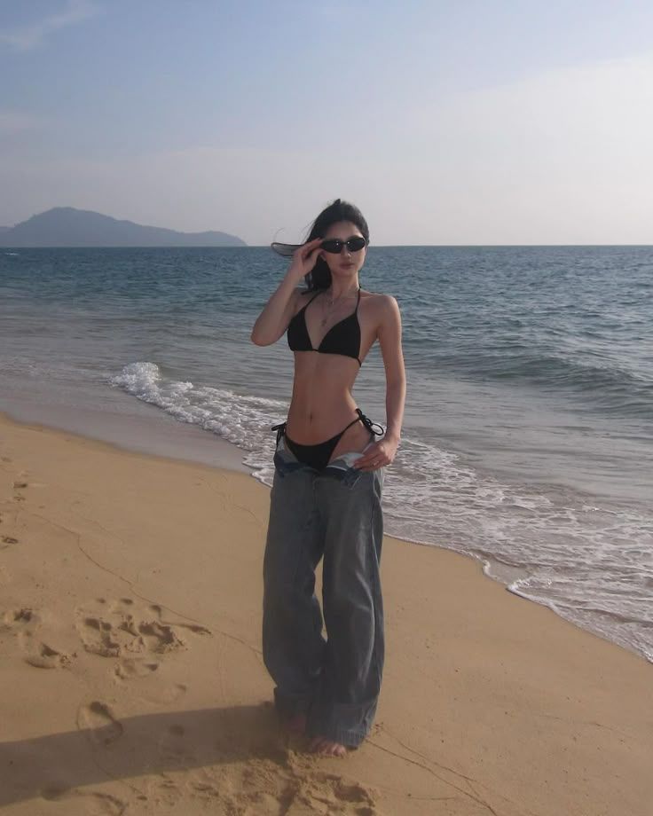 Tạo dáng bikini với tư thế một chân trước