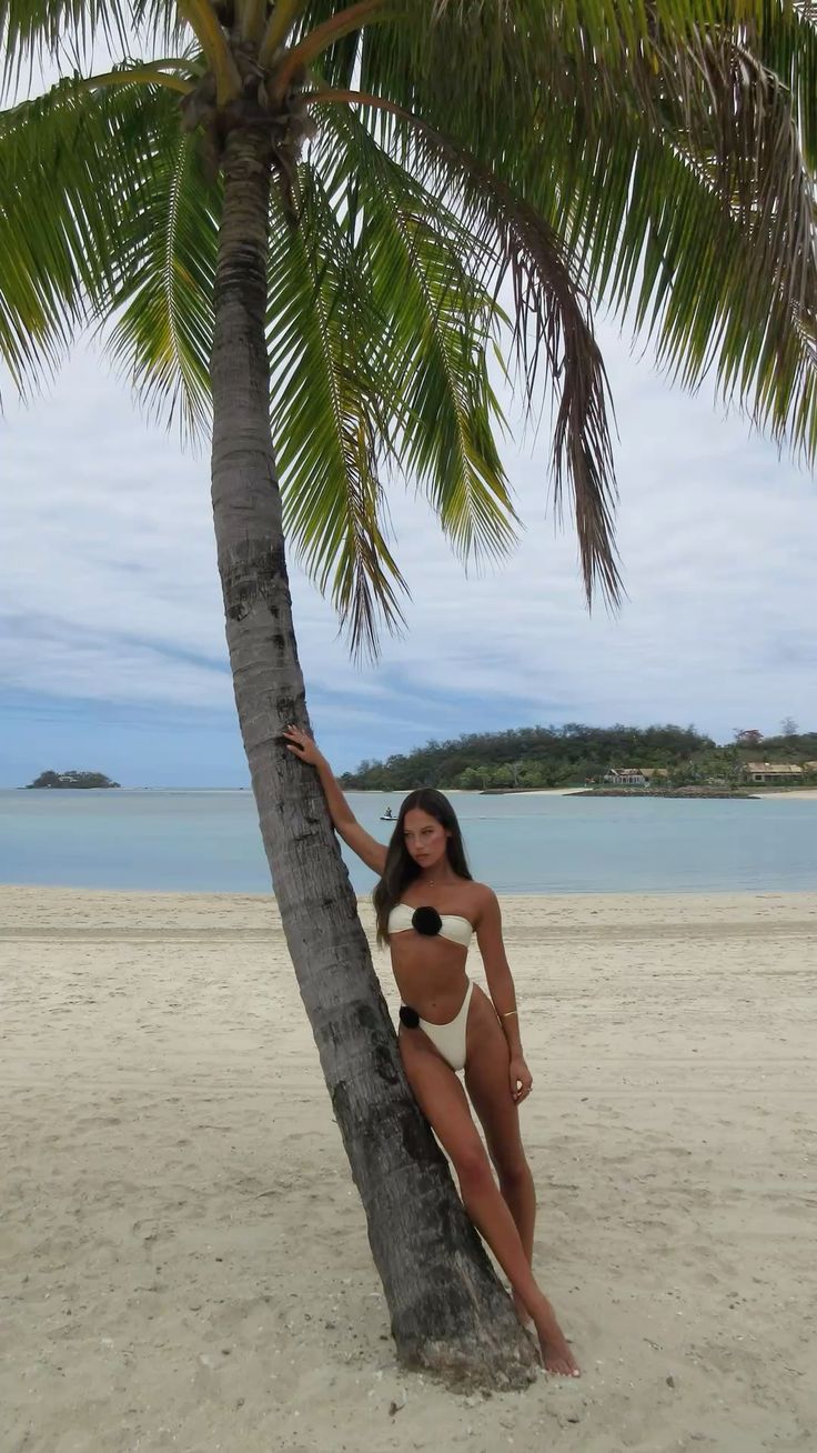 Tựa người vào mỏm đá khi mặc bikini cá tính