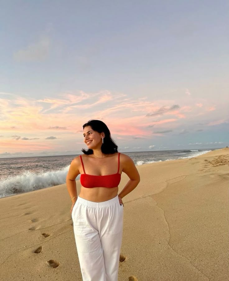 Tạo dáng tay chống hông để định hình vòng eo