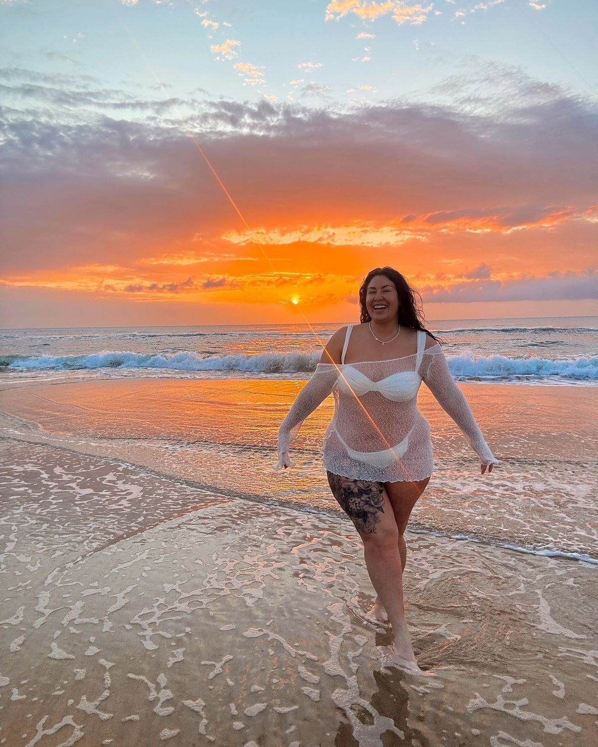 Tư thế bước chéo chân với áo khoác ngoài thướt tha