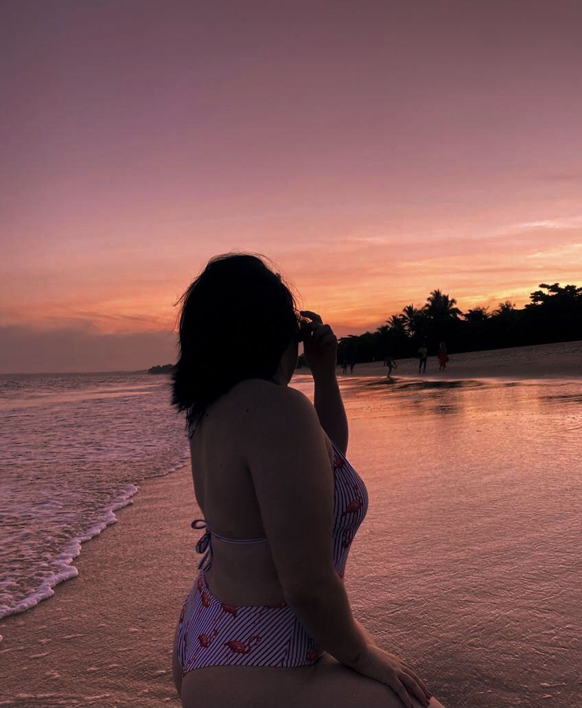 Chọn bikini cạp cao kết hợp tạo dáng quay lưng