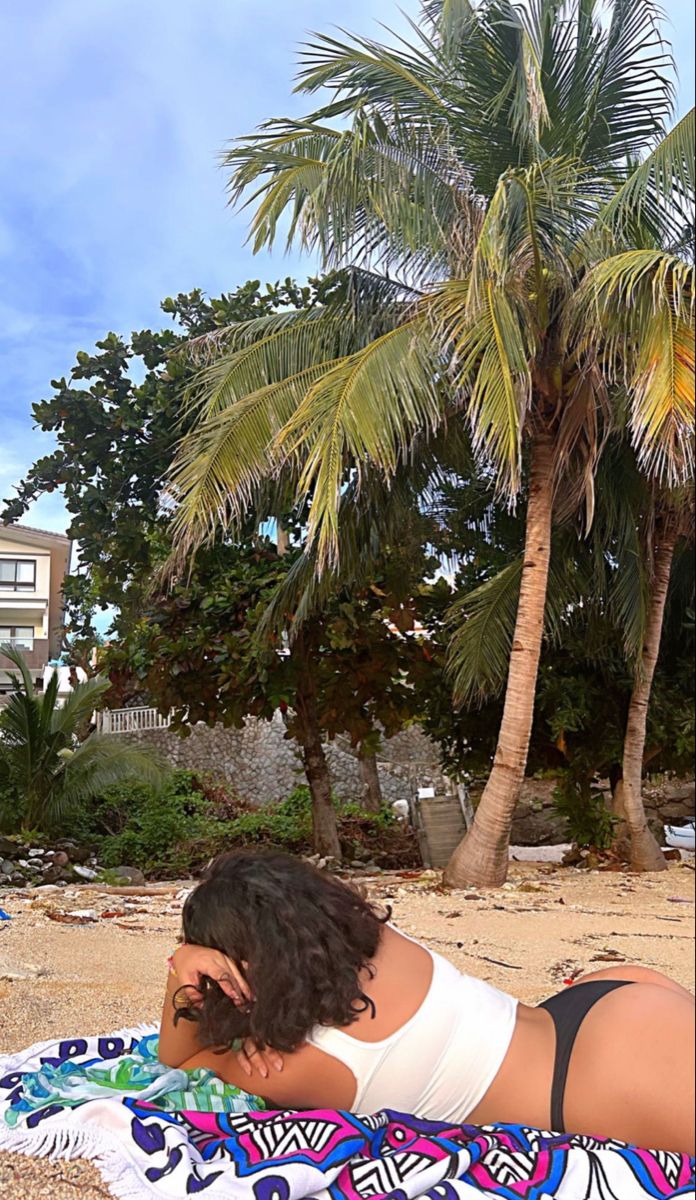 Ngồi nghiêng người về phía ống kính giúp thân hình thanh thoát