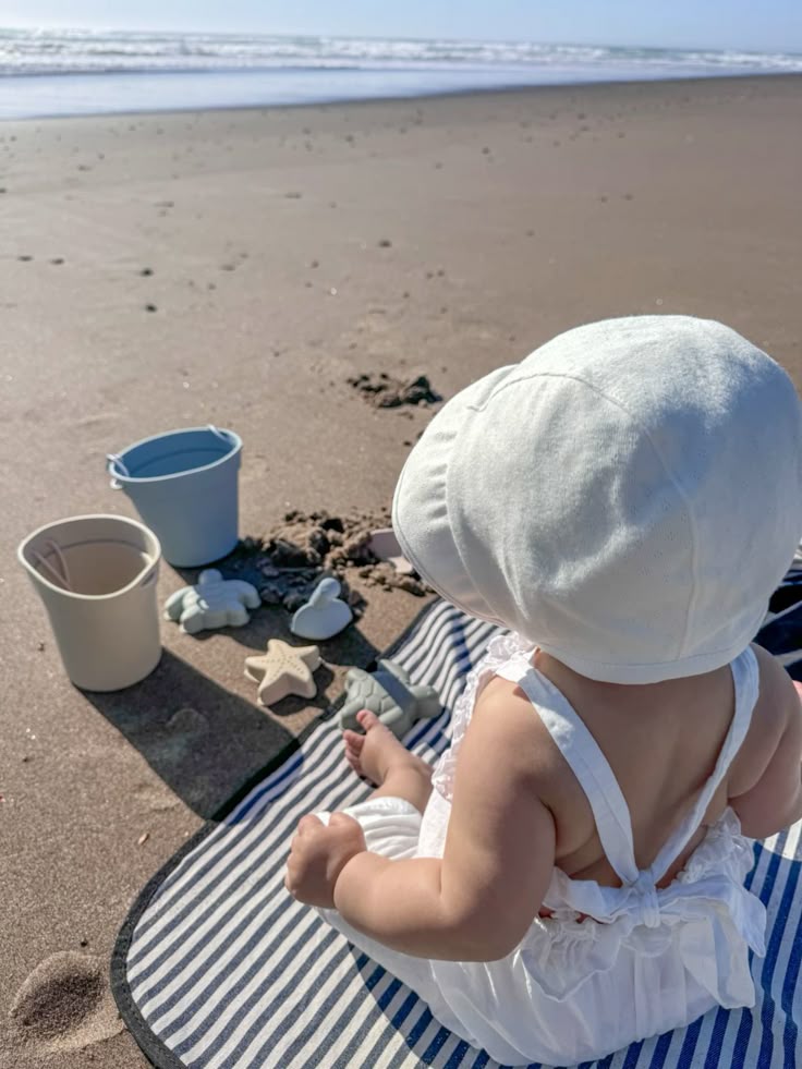 Nụ cười bé thơ rạng rỡ giữa nắng vàng biển xanh