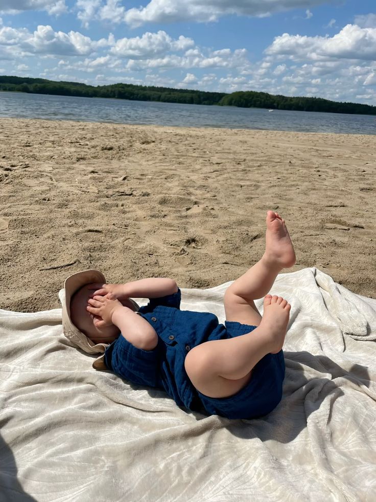 Tạo dáng bé chống cằm nhìn biển mộng mơ