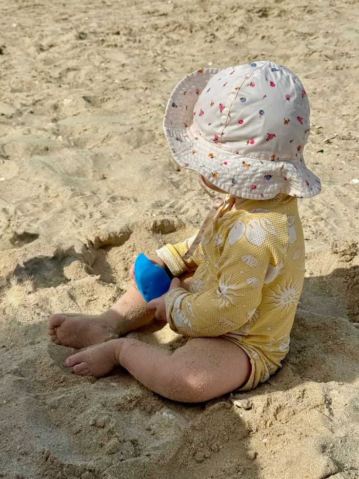 Tạo dáng bé dang tay xoay người vui vẻ