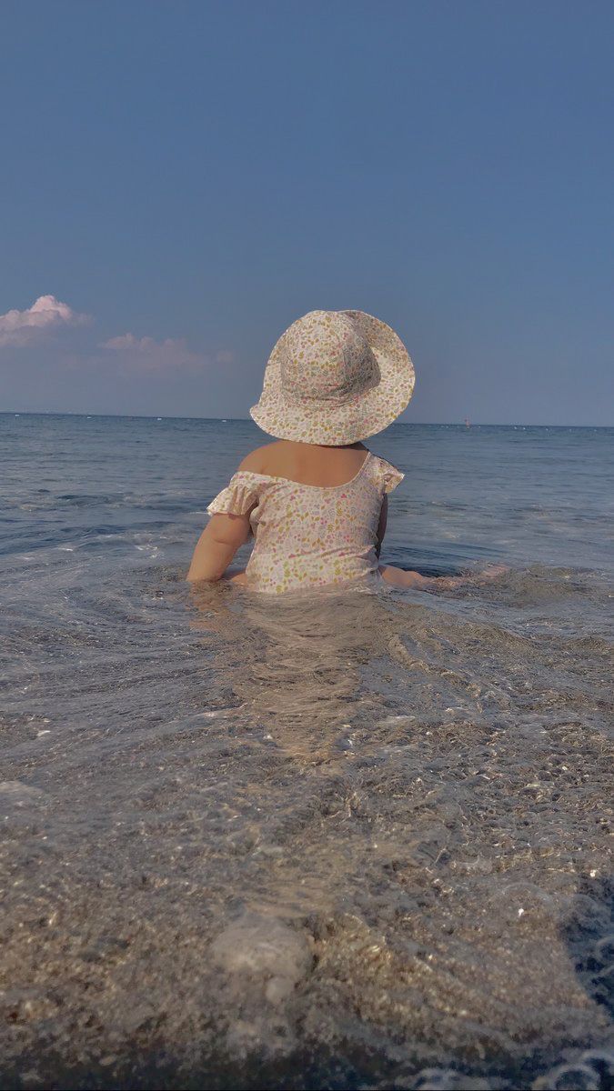 Tạo dáng bé nghiêng đầu cười rạng rỡ