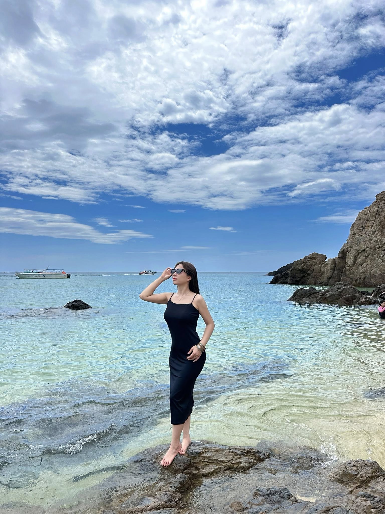 Pose nhẹ dáng bước đi trên bờ biển