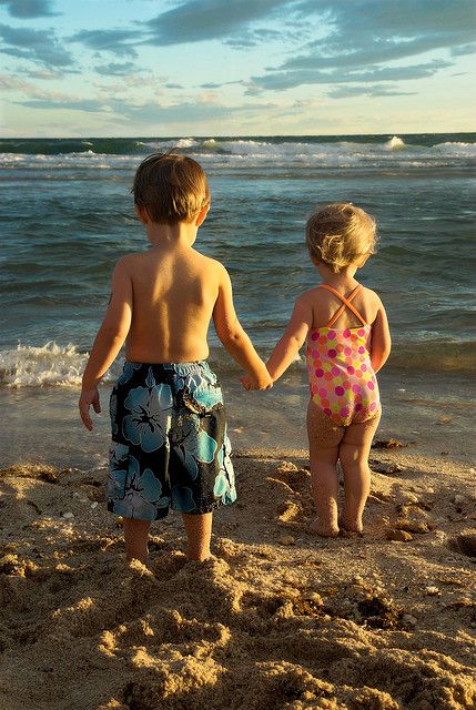 Tạo dáng bé ngồi xoay người vẫy tay tạm biệt