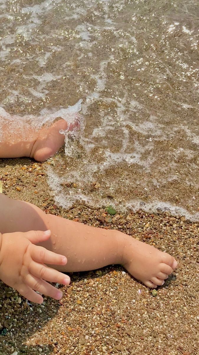 Tạo dáng bé ngồi xúc cát trên bãi biển