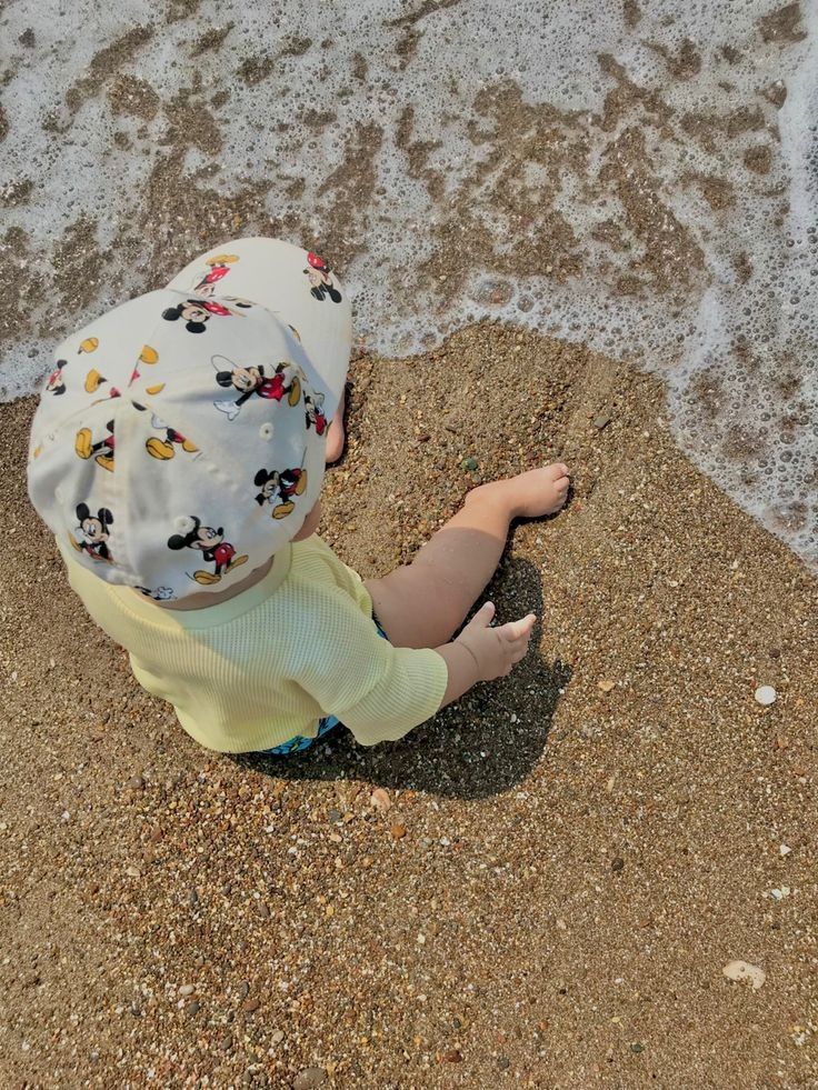 Bé chụp ảnh phía sau với tóc bay nhẹ nhàng