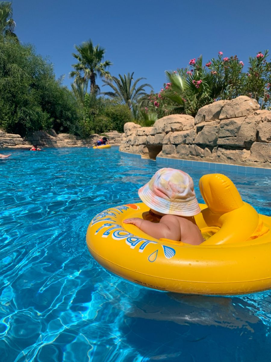 Bé và biển - một khung hình đầy mộng mơ