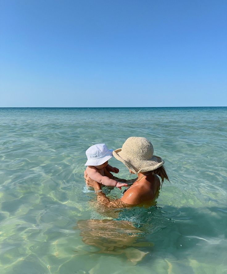 Chụp ảnh bé nhắm mắt đón gió biển nhẹ