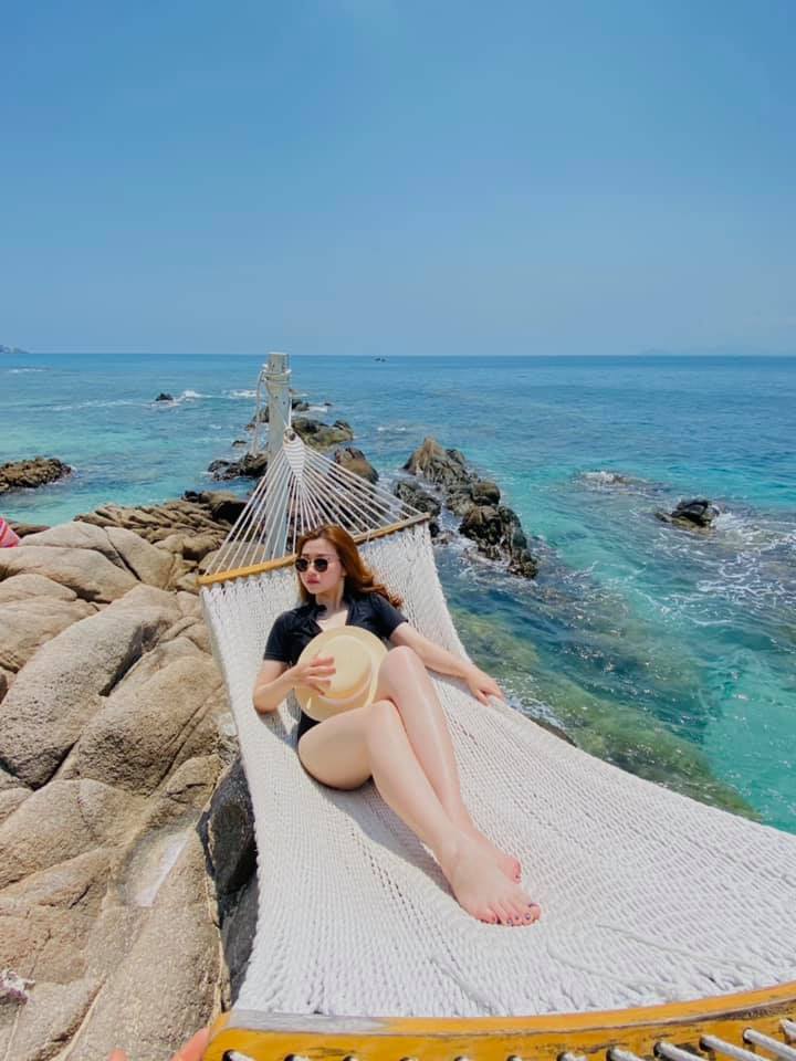 Chụp dáng quay nghiêng nhẹ nhàng bên sóng