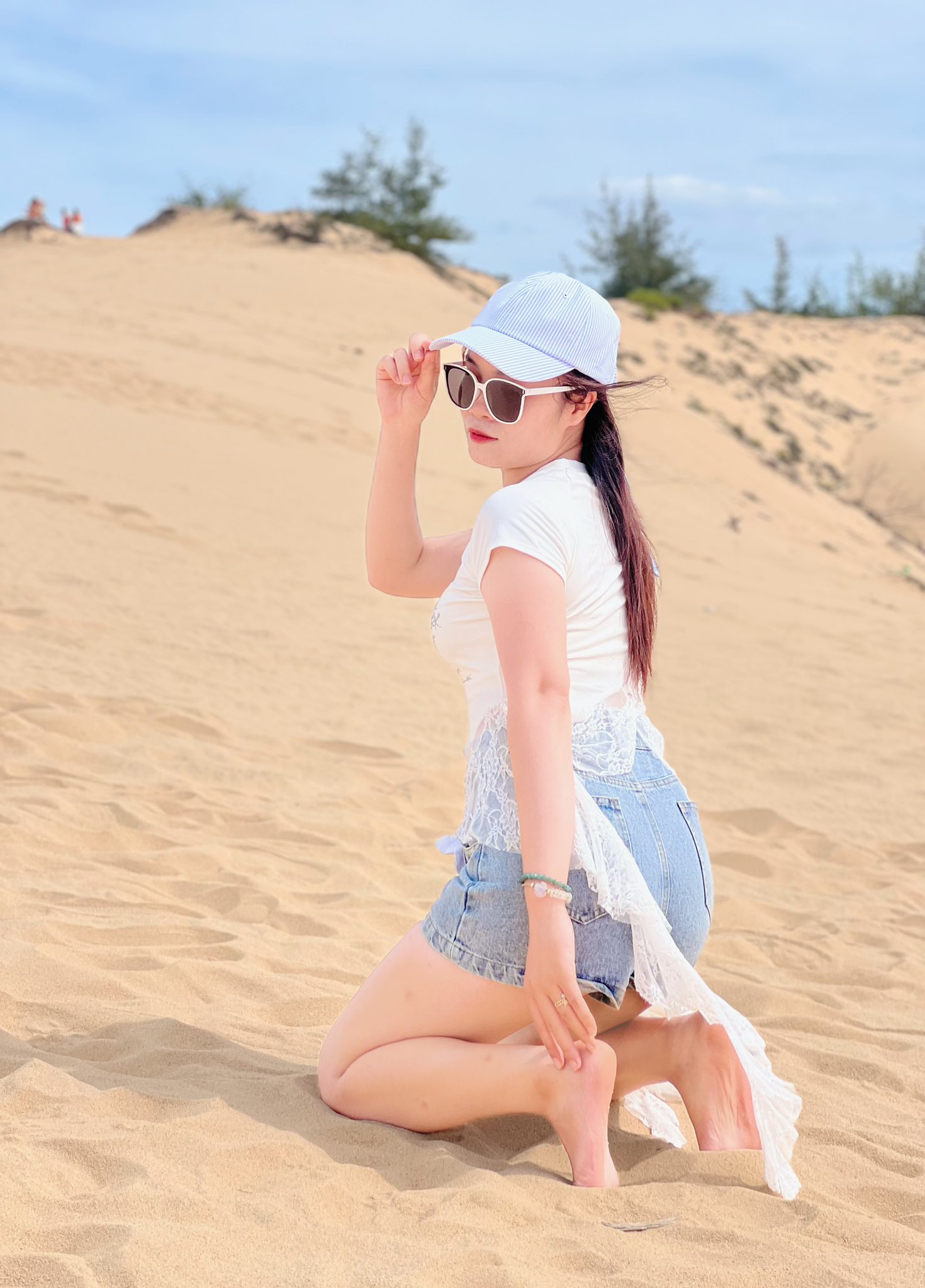 Tạo dáng đôi chân chữ X trên cát