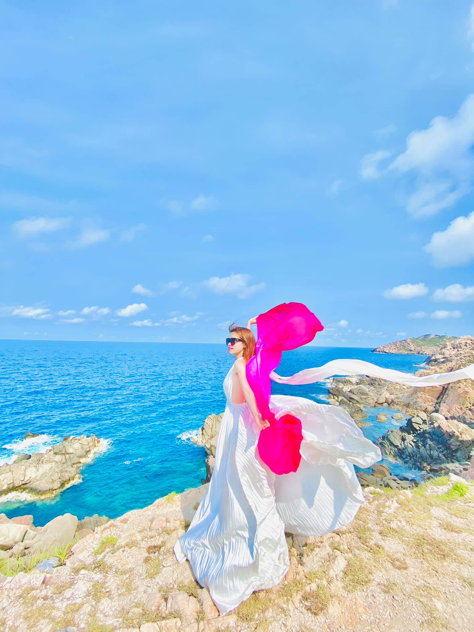 Tạo dáng nhảy lên nền trời và biển xanh