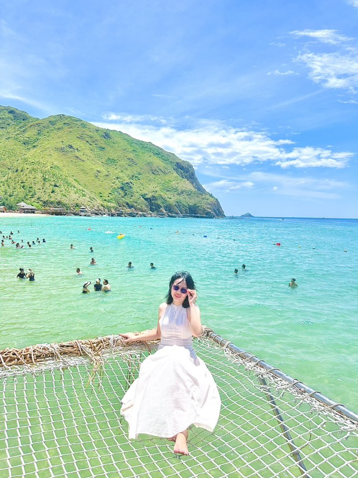 Chụp ảnh giơ váy nhẹ tay tạo dáng