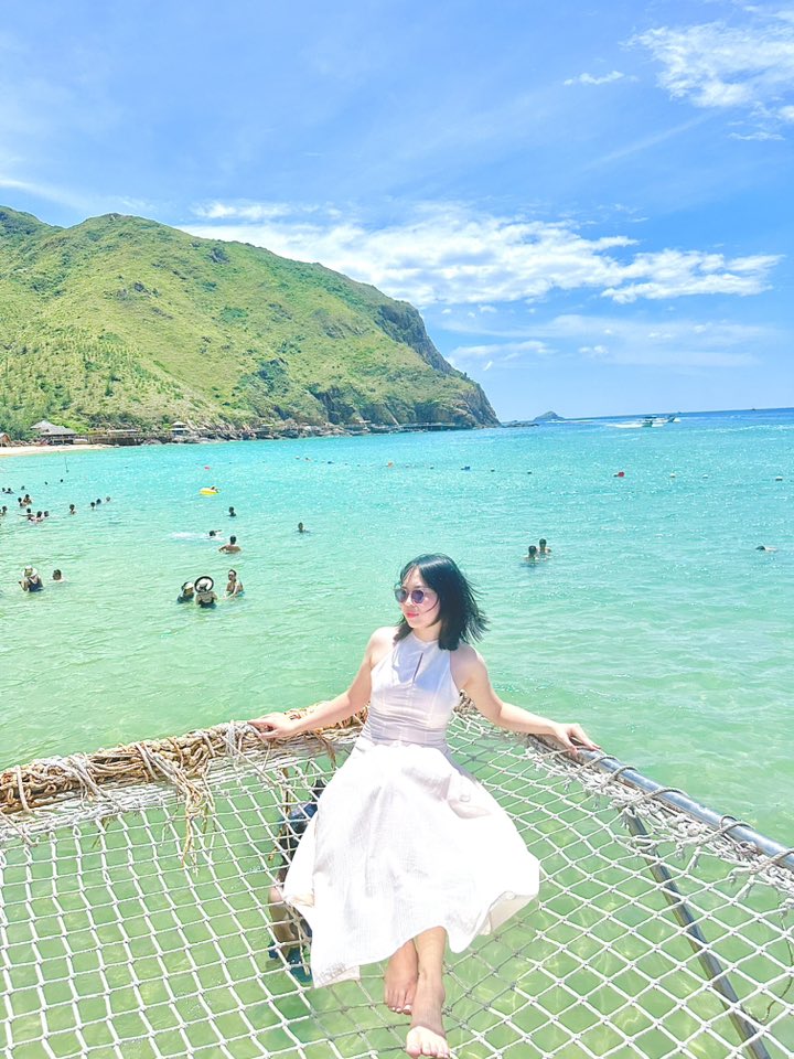 Chụp ảnh kiểu ngồi nghiêng bên bờ biển