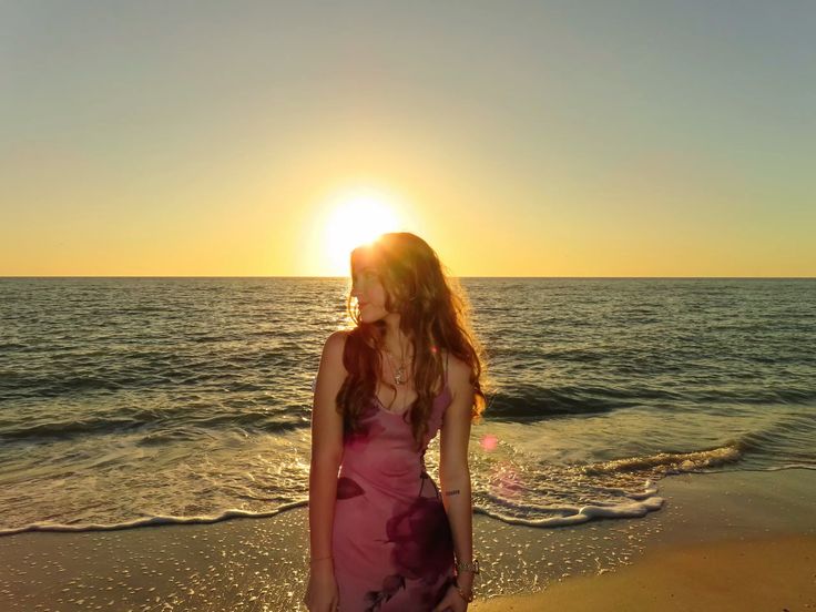 Váy mỏng nhẹ kết hợp ánh nắng biển tạo ảnh đầy chất thơ