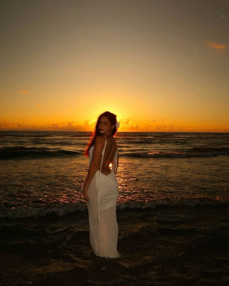 Váy voan nhẹ kết hợp tạo dáng xoay mình trên biển