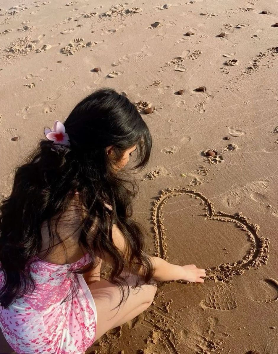 Bước ngang khung hình, váy xoè tự nhiên theo nhịp bước