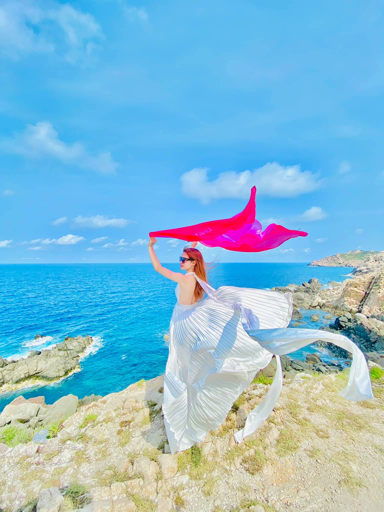 Chụp với biển kiểu nào cũng xinh lung linh