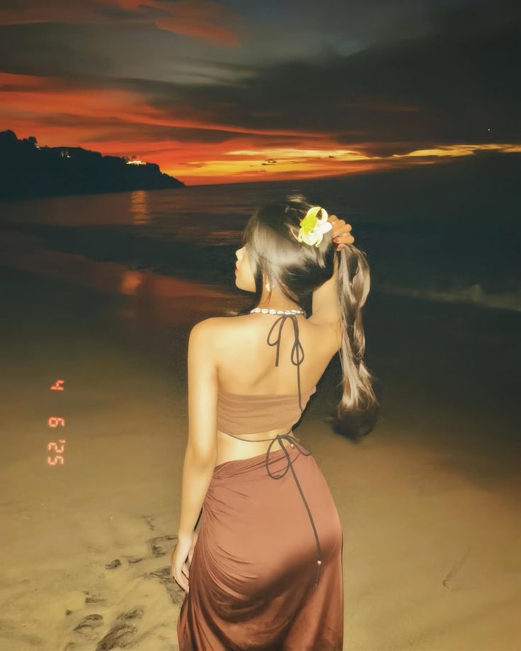 Nâng nhẹ vạt váy bước trên biển tạo dáng thanh lịch