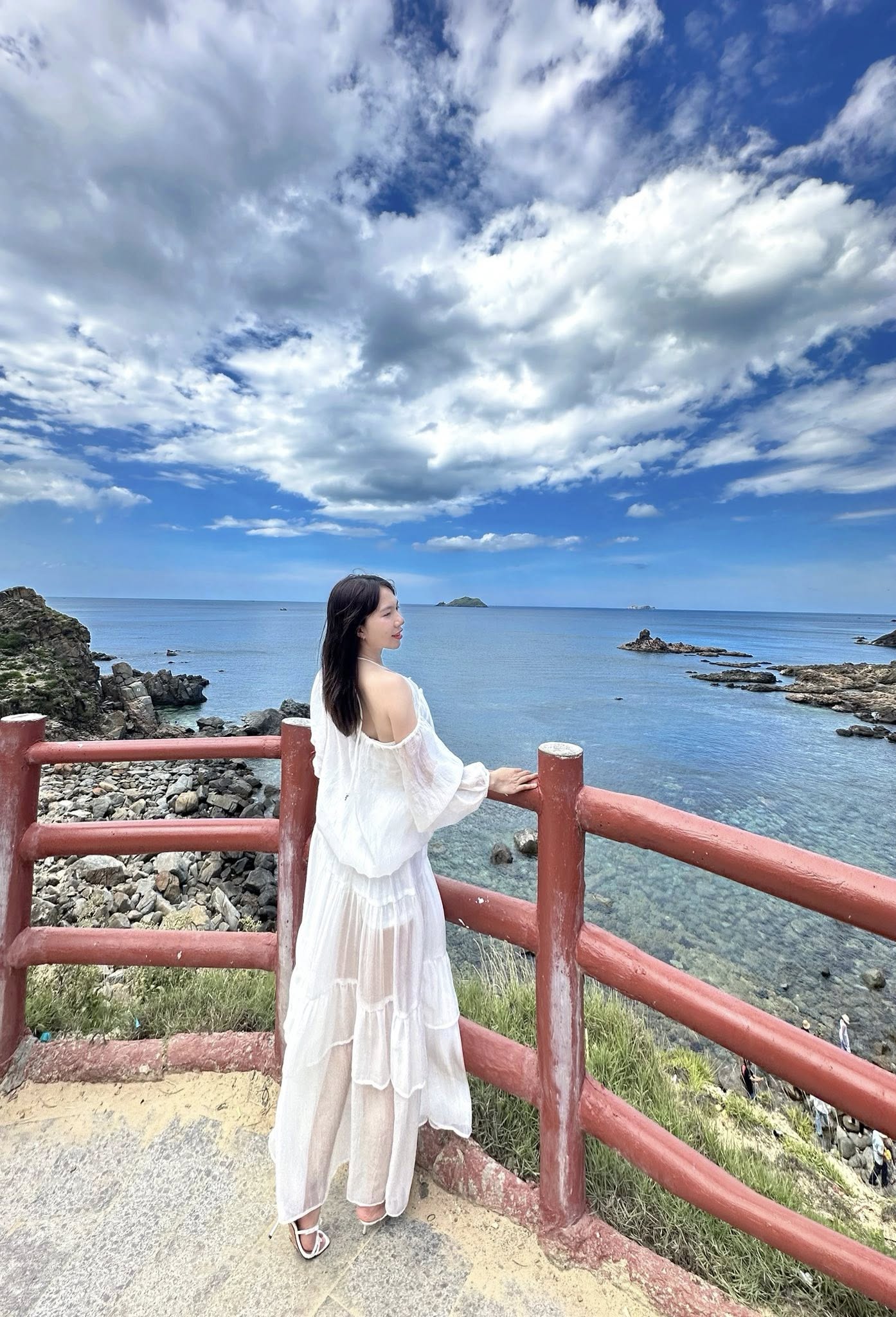 Nghiêng người nhìn xa tạo dáng thanh thoát trên biển