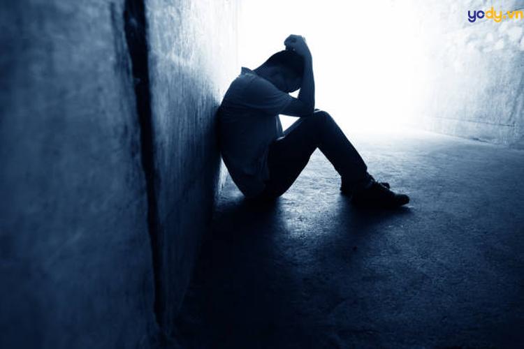 ảnh chụp sau lưng nam buồn