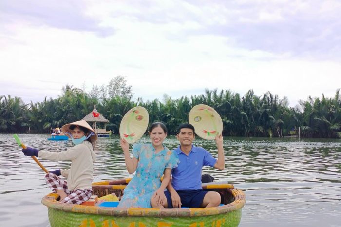 Chụp ảnh rừng dừa Bảy Mẫu