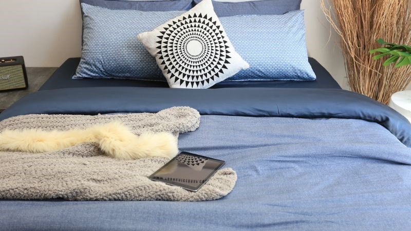 Gối, chăn mền cần phải sạch sẽ nếu bạn muốn ngủ nude