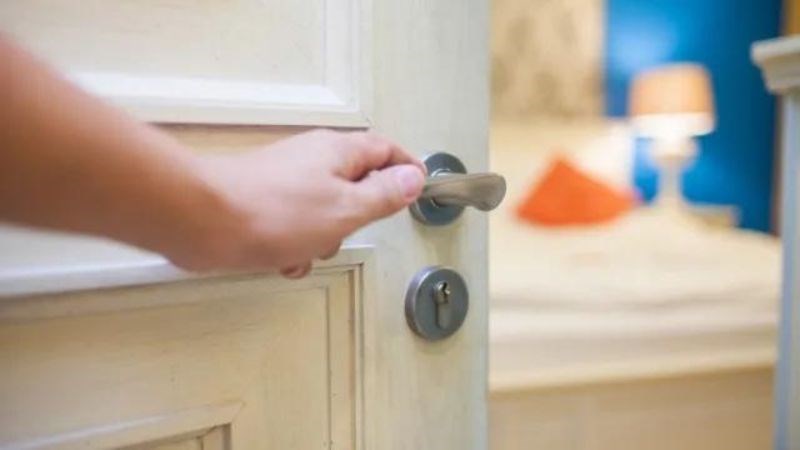 Đừng quên khóa cửa phòng trước khi ngủ nude